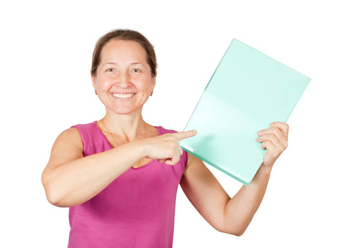 成熟的女人指著文件