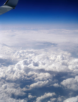 飛越地球上空。