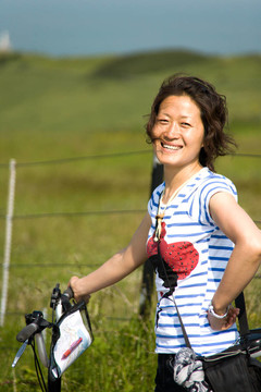 婦女在假期騎自行車