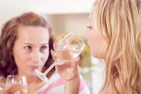 兩名婦女飲用葡萄酒