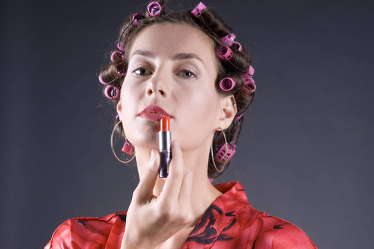 年輕漂亮的女人的頭發(fā)bigoudi