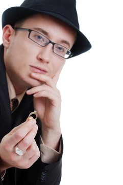 帶訂婚戒指的年輕人