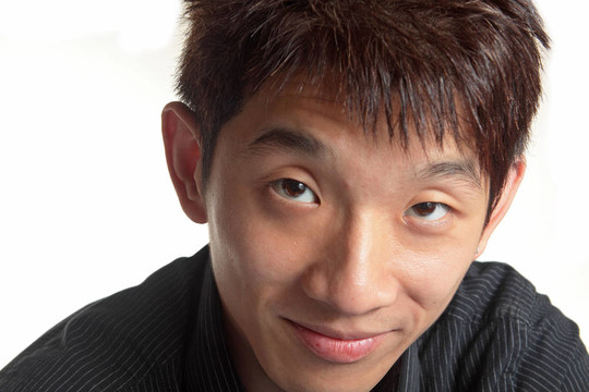 中國男人笑著面對鏡頭