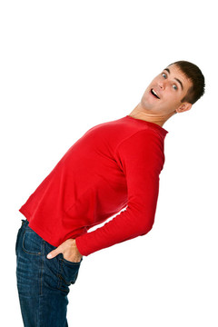 穿紅衣服和牛仔褲的男人
