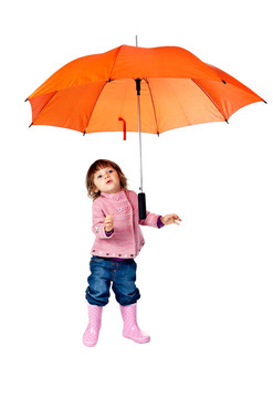 在工作室里帶著橙色雨傘的小女孩