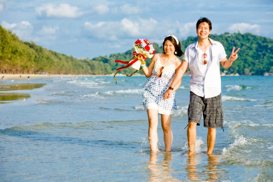 夫妻攜手漫步海灘
