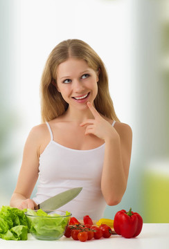 快樂女孩準(zhǔn)備素食；廚房里的蔬菜