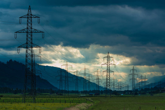 云背景上的電力塔和電纜