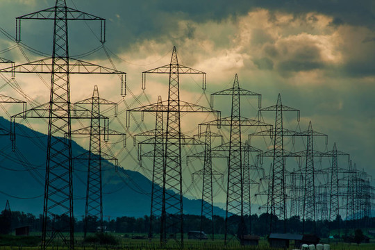 電塔和電纜對云背景