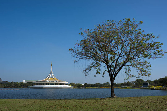 suanluang拉瑪9公園在陽光明媚的一天，在泰國曼谷。