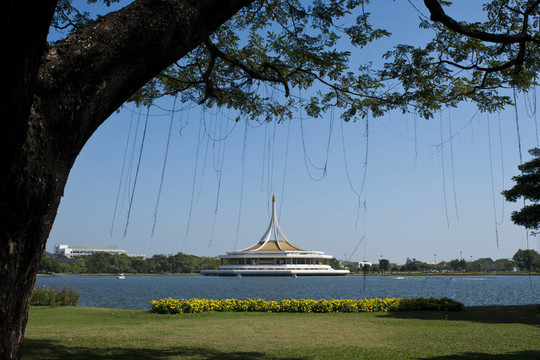 suanluang拉瑪9公園在陽光明媚的一天，在泰國曼谷。