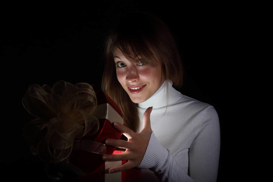 年輕的女人讀一本魔法書