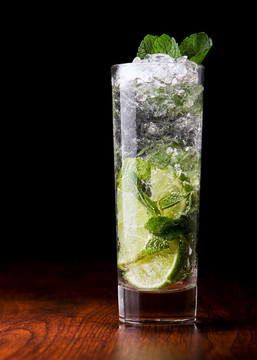mojito雞尾酒在一個木制的桌子
