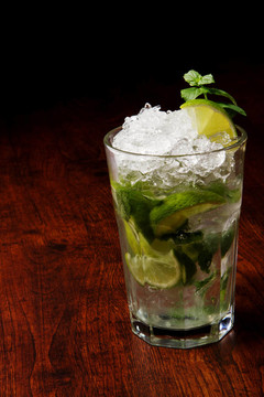 mojito雞尾酒在一個(gè)木制的桌子