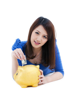 女人把錢放進(jìn)小豬儲(chǔ)蓄罐