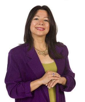 有吸引力的女人在白色的民族
