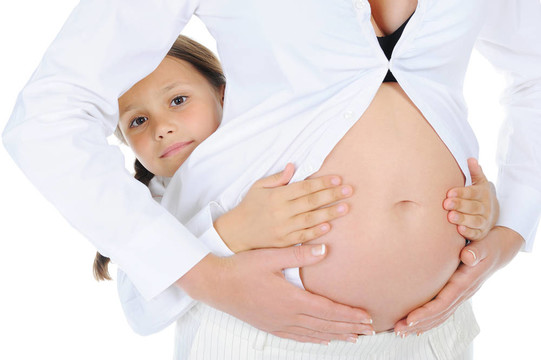 懷孕的女人和她的女兒
