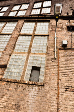 废弃工业建筑用砖墙的角度拍摄