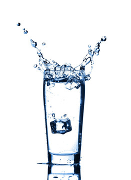 水濺在玻璃上