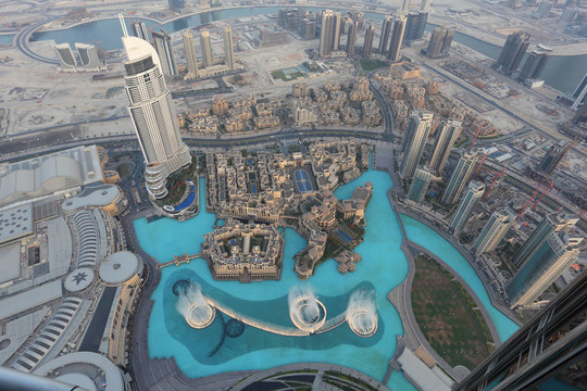 迪拜音樂噴泉從Burj Khalifa；阿聯(lián)酋迪拜