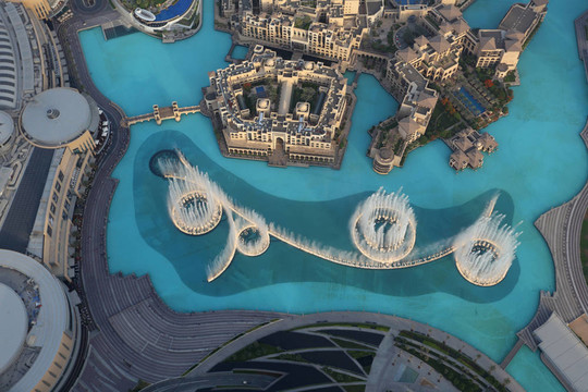 迪拜音樂噴泉從Burj Khalifa；阿聯(lián)酋迪拜