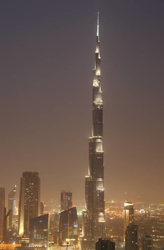 Burj Khalifa在夜晚。迪拜阿拉伯聯(lián)合酋長國
