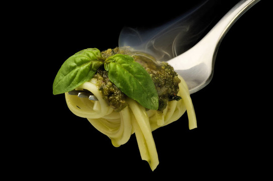 叉子與意大利面條和煙熏醬