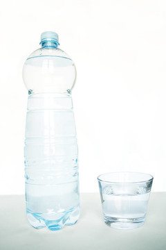 塑料瓶和水玻璃