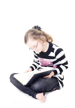 年輕的女孩讀一本書