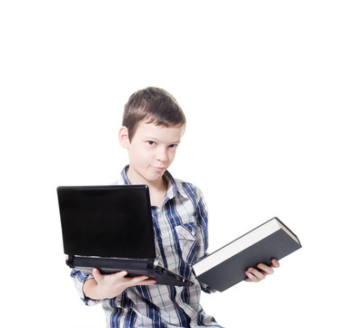 年輕的男孩拿著一臺電腦和一本書