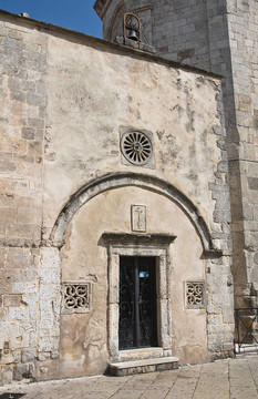 東巴地旋轉(zhuǎn)。Monte Sant Angelo。