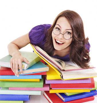 帶疊書眼鏡的女孩。