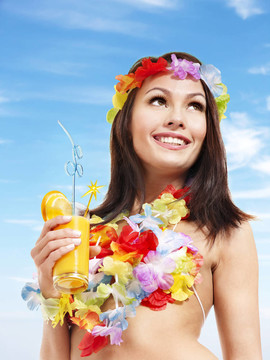 夏威夷服裝中的年輕女子。