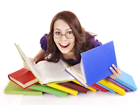 帶疊書眼鏡的女孩。