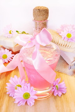 瓶洗發(fā)水；化妝品和Flowers