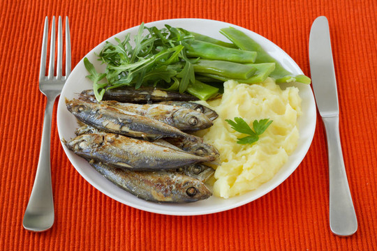 土豆泥和青豆炒沙丁油魚