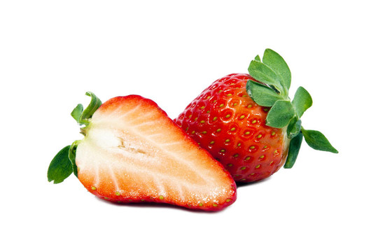 美味的成熟草莓；切成两半。