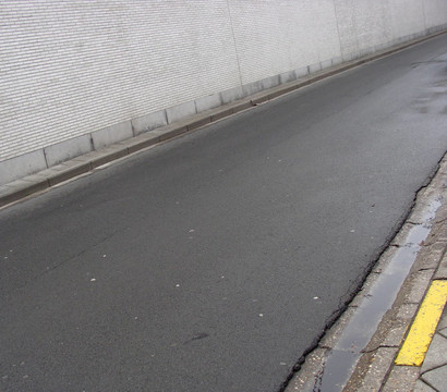 白磚墻；路側(cè)人行道