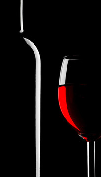 黑Wineglass和瓶