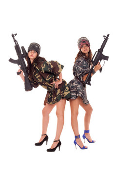 兩個(gè)全副武裝的女孩