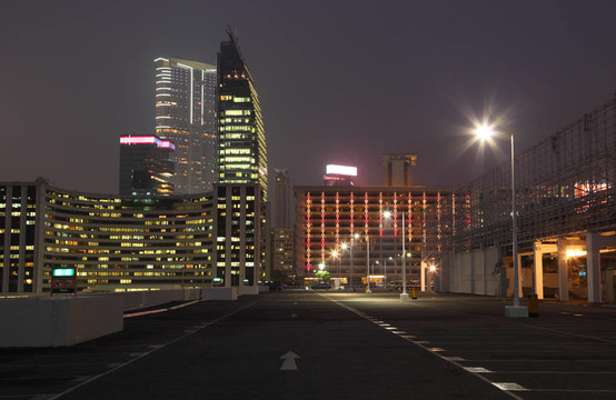 晚上在城市空曠的停車(chē)場(chǎng)；香港