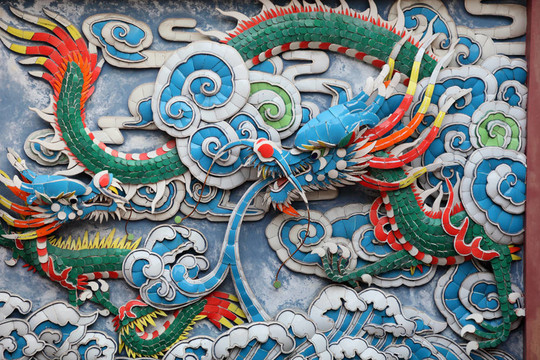 Cheung Chau白寺墻上一座龍的彩色雕塑