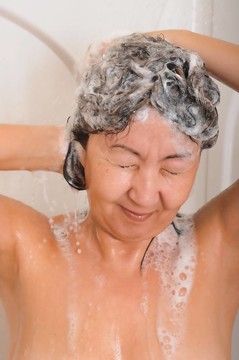 女人洗頭洗澡