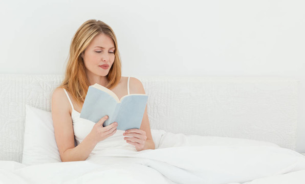 美麗的女孩讀一本書