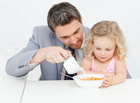 爸爸和女兒一起吃早飯