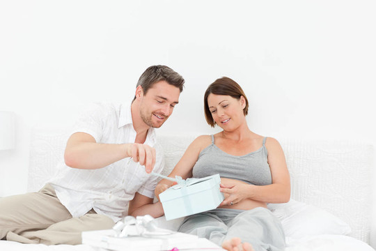 送禮物給他的妻子的男人