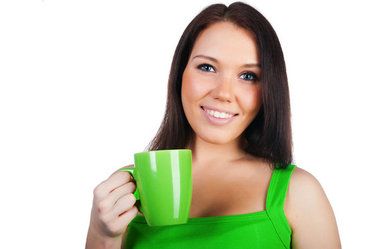 漂亮的年輕女人和一杯茶