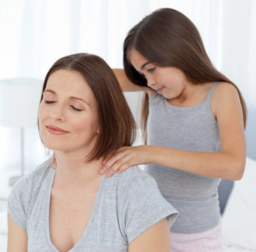 可愛(ài)的女兒梳著她的女人的頭發(fā)