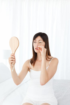 女人在她的床上練習(xí)瑜伽
