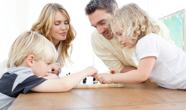 在桌子上下棋的家庭